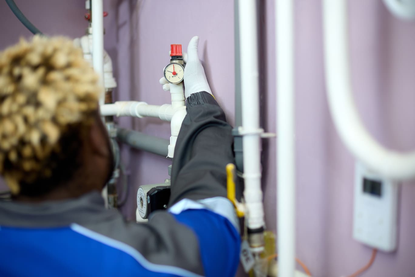 vista-trasera-hombre-negro-overol-guantes-blancos-que-revisa-sensor-presion-sala-calderas-concepto-mantenimiento-alta-calidad-equipos-tecnicos-complejos